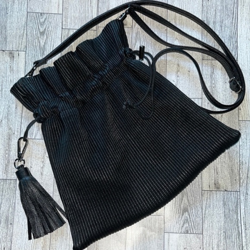 Black cinched crossbody with detachable strap